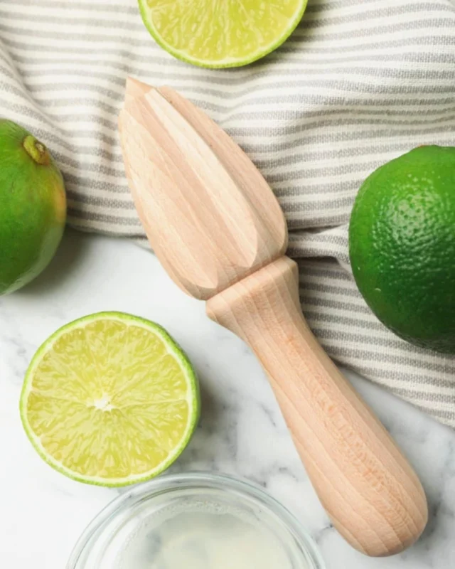 🍋 Rozpocznij dzień od szklanki świeżo wyciskanego soku.  To prosty sposób, żeby się nawodnić i dodać sobie trochę energii na start.  Drewniany wyciskacz to mały pomocnik, który sprawdza się na co dzień.
Wygodny w użyciu, łatwy do umycia, zrobiony w Polsce z trwałego drewna.
Pasuje do każdej kuchni i dobrze służy przez długi czas.  Jeśli lubisz proste kuchenne gadżety, które po prostu działają – zajrzyj do linku w bio.  #prosterzeczy #drewnianegadzety #kuchniabezplastiku #codziennieprościej #ekożycie #naturalnienacodzien #slowkuchnia #bliskonatury #kupujlokalnie