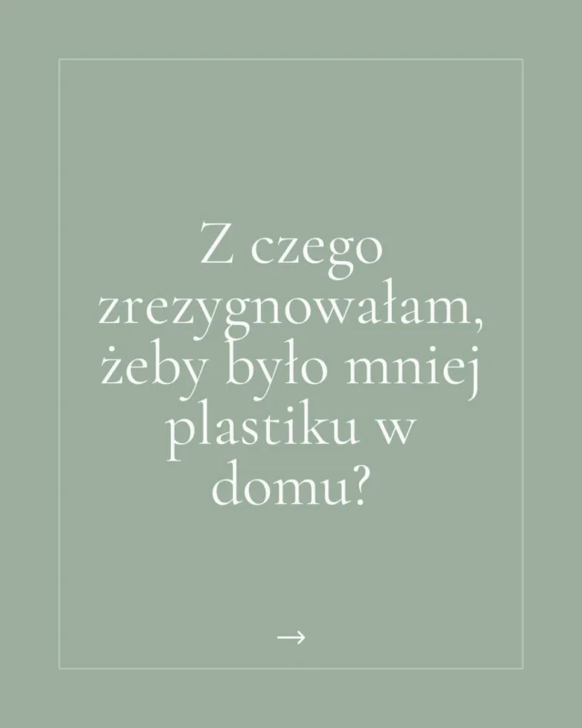 💚 Z czego zrezygnowałam, żeby było mniej plastiku w domu?  Nie wszystko od razu. Ale stopniowo udało mi się znaleźć rozwiązania, które są trwalsze, bardziej przyjazne i po prostu lepsze w codziennym użyciu.  W tym poście pokazuję tylko 5 przykładów — a zmian z czasem przybywa.
Zamiast gąbek: szczotki i myjki z włókien roślinnych.
Zamiast mydła w plastiku – klasyczna kostka.
Zamiast zgrzewek wody – dzbanek z filtrem.
Zamiast kapsułek w plastikowej otoczce – naturalne środki do zmywania.
Zamiast reklamówek – lniane woreczki i torby.  Małe kroki, ale zmieniają wiele.  A Ty? Masz już swoje sposoby na mniej plastiku w domu? Daj znać — może zainspirujesz kogoś innego ♻️💚  #prosterzeczy  #zerowastepolska #lesswaste #mniejplastiku #plasticfree #ekożycie #polskamarka