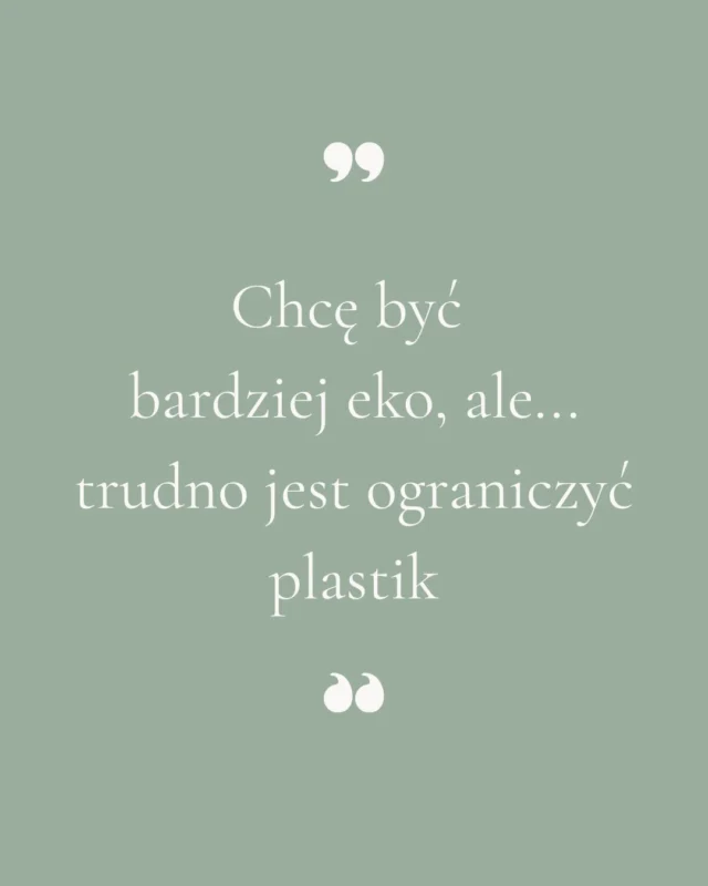 To naprawdę częsty problem. Bo plastik po prostu jest wszędzie — w opakowaniach, w produktach codziennego użytku, w tym, co przynosimy ze sklepu.
Ale nie trzeba robić wszystkiego na raz. Czasem wystarczy przyjrzeć się jednej rzeczy… i zacząć tam, gdzie najłatwiej.  🌊 1. Pij wodę z kranu
Z filtrem w dzbanku albo zamontowanym pod zlewem. Butelki wielorazowe - stalowe lub szklane, naprawdę się opłacają – i to nie tylko finansowo.  🛒 2. Miej zawsze torbę i woreczek
Złożona torba w torebce albo siateczka w aucie często ratuje sytuację. Z czasem staje się nawykiem.  🧴 3. Uzupełniaj, zamiast kupować nowe
Szklana butelka na płyn do naczyń czy mydło w płynie może Ci służyć latami. Wystarczy dolewać z większego opakowania lub koncentratu.  🧼 4. Przerzuć się na kostki
Szampony, odżywki, a nawet środki do czyszczenia w kostce – bez plastiku, a działają równie dobrze.  🍎 5. Kupuj bez opakowania, gdy się da
Wybieraj warzywa i owoce luzem, szukaj produktów bez folii i zbędnego plastiku.  Nie wszystko da się zmienić od razu. Ale każdy taki mały krok to mniej plastiku w  domu.  #prosterzeczy #mniejplastiku #zerowastepolska #dombezplastiku #ekożycie  #ekonawyki